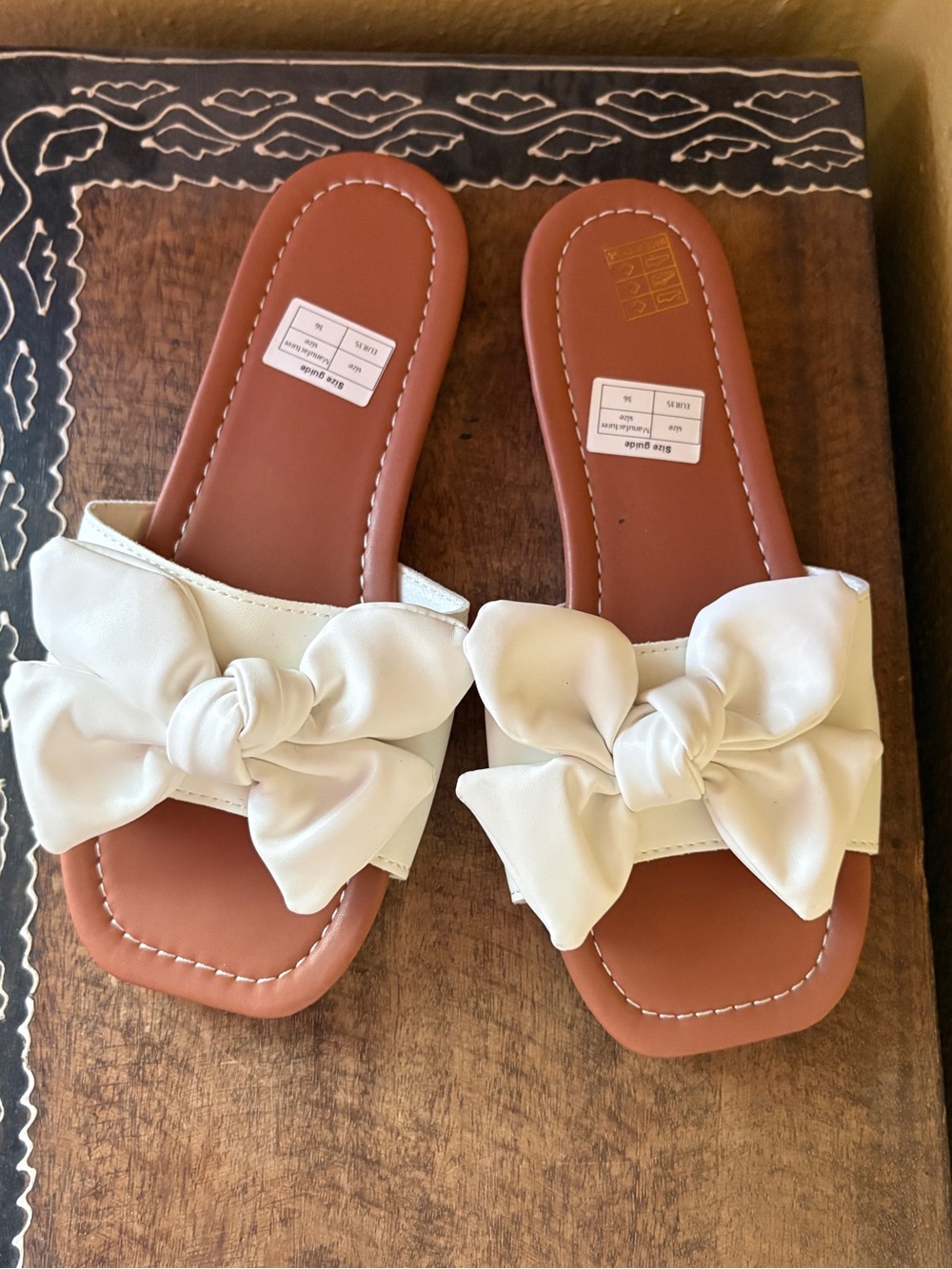 NEW Women’s White Bow Slide Sandals on Tan Footbed - size 36 or 6 (kid’s 4)